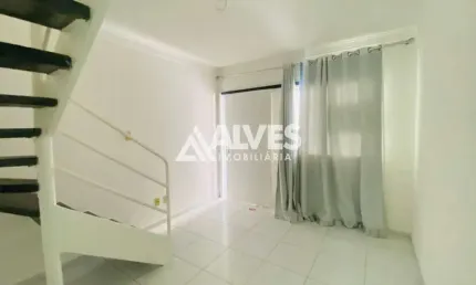Casa reformada com 2 quartos sendo 1 suíte em condomínio