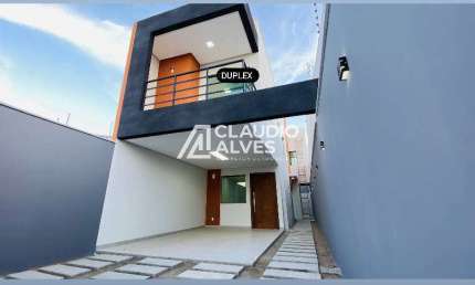 CASA COM 3 QUARTOS SENDO 1 SUÍTE MASTER COM CLOSET E VARANDA