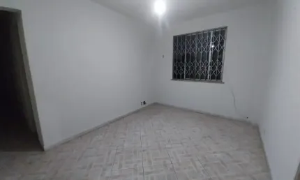 ALUGA-SE APARTAMENTO DE 2 QUARTOS, NA PRAÇA SECA, RUA PINTO TELES, EM PRÉDIO ISENTO DE IPTU. R$ 700,00.