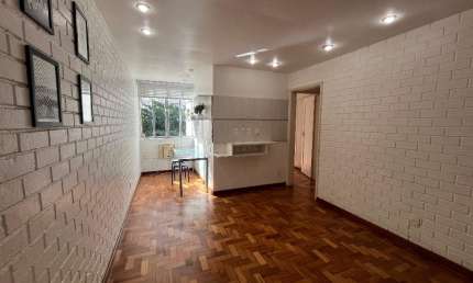 Vende-se quarto e sala, com dependência completa, reformado, com 52m2, na República do Peru, Copacabana, R$ 740.000,00.