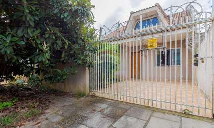 Charmoso Sobrado com 02 quartos sendo 01 suíte e 01 vaga de garagem à venda no Bairro Umbará