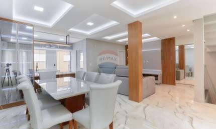 Seu novo lar é a definição do requinte e da beleza em cada detalhe deste sobrado triplex mobiliado no Pinheirinho