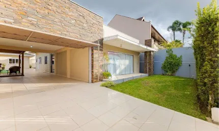 Casa térrea com 200m², 4 quartos, poucos minutos do centro de curitiba