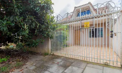 Charmoso sobrado com 02 quartos sendo 01 suíte e 01 vaga de garagem à venda no bairro umbará
