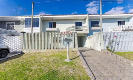 Sobrado com 3 quartos, suíte e 3 vagas no pinheirinho