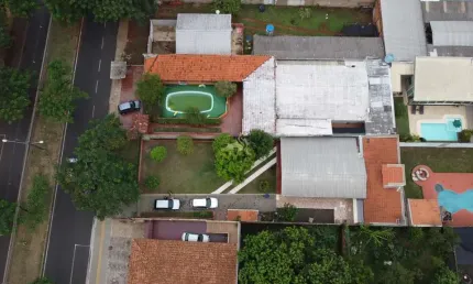 Oportunidade única: casa com edícula, amplo quintal e localização privilegiada!