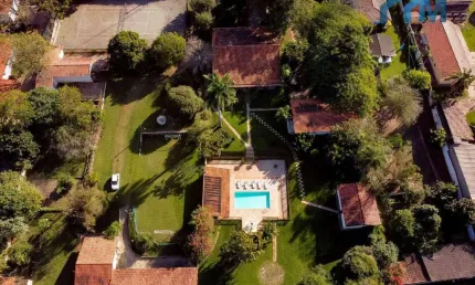Chácara com 3 casas e mais de 8 mil metros de terreno.