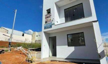 Casa com 3 dormitórios à venda, 130 m² por R$ 740.000 - Parque Real - Pouso Alegre/MG