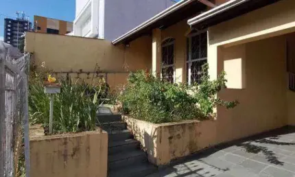 Casa com 3 dormitórios à venda, 135 m² por R$ 700.000 - Centro - Pouso Alegre/MG
