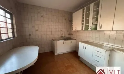Casa com 3 dormitórios para alugar, 287 m² por R$ 4.000,00/mês - Centro - Pouso Alegre/MG