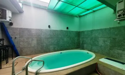 Jardim oriental, casa toda mobiliada, 3 quartos (1 suíte), piscina, maringá