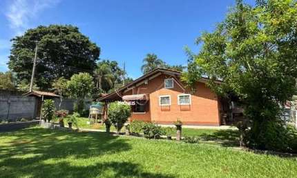 Chácara à venda em Campo Limpo Paulista-SP: 3 quartos, 2 salas, 4 banheiros, 4 vagas, 300m² de área. Aproveite!