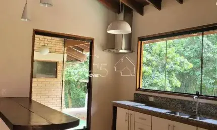 Linda casa em condomínio à venda em localização privilegiada: 3 quartos, 2 suítes, 3 salas, 5 banheiros, 4 vagas - 450m².