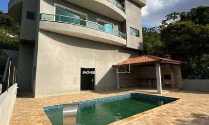 Luxuosa casa em condomínio para locação no Alpes de Caieiras-SP: 4 quartos, 4 suítes, 2 salas, 5 banheiros, 2 vagas, 400m².