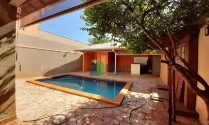 .Sobrado em excelente localização em Condomínio fechado com  terreno de 300m² e 265m² de área privativa.