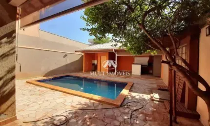 .Sobrado em excelente localização em Condomínio fechado com  terreno de 300m² e 265m² de área privativa.