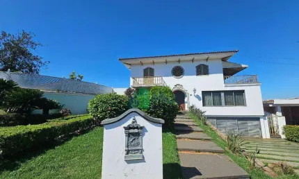 Casa de Alto Padrão Residencial/Comercial localizada no Bairro Ribeirânia, terreno de 1703m² e 862,73m² de área construída, 6 suítes.