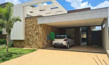 Casa Térrea em Condomínio com 360m² de terreno e 200m² de área construída.