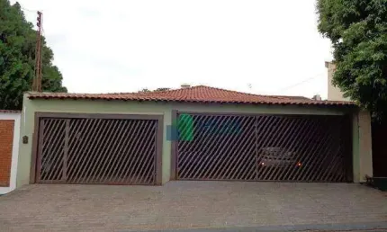 Casa térrea em excelente localização no bairro jd. irajá com terreno de 346,50m² e 260,92m² de área privativa.