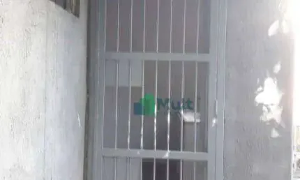 Casa térrea localizada em uma travessa familiar em ótima localização na Av Caramuru.