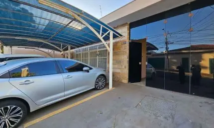 Casa Comercial em excelente localização no Bairro Jd. América, 2 quadras da Av. Presidente Vargas com 227m² de área útil,