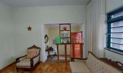 Casa térrea em excelente localização no bairro campos elísios.