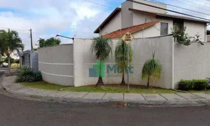 Sobrado Na City Ribeirão em ótima localização, 3 suítes, área gourmet e piscina.