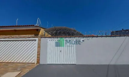 Casa térrea a em ótima localização no Bairro Manoel Penna com terreno de 205m² e 131,60m² de área privativa.