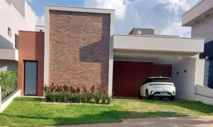 Casa térrea em condomínio com 151m² de área útil e  3 suítes, piscina e varanda gourmet.