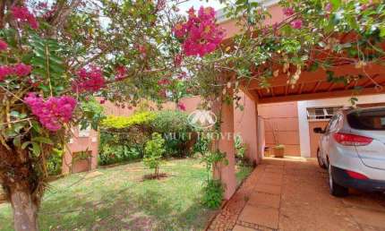 Linda Casa em Condomínio Fechado com 137m² de área útil e com terreno com 418m².