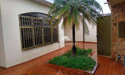 Casa Térrea no Bairro Monte Alegre com terreno de 319m² e 233m² de área construída, 3 quartos sendo 3 suítes.