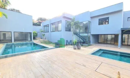Casa de Alto Padrão em excelente localização em Condomínio fechado com 1416,58m² de terreno e 772,91m² de área útil.