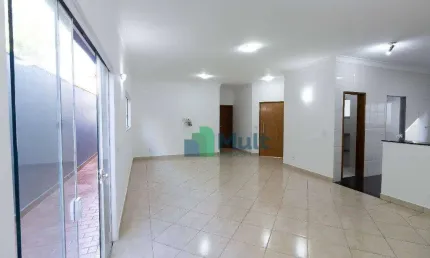 Linda Casa Térrea e toda reformada em excelente localização no Bairro Candido Portinari com terreno de 336m² e 195,46m² de área útil