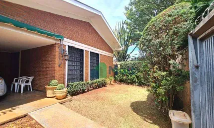 Casa térrea localizada no bairro alto da boa vista com terreno de 345m² e 208m² de área útil.