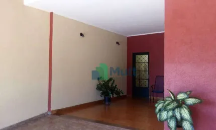 Casa térrea em ótima localização no Bairro Pq. dos Bandeirantes com terreno de 208m² e 178,95m² de construção.