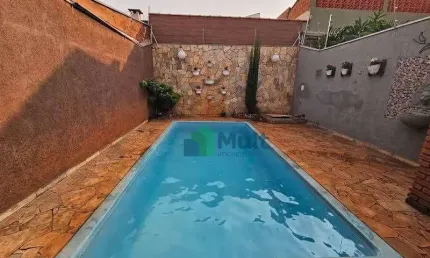 Casa Térrea em excelente localização no Bairro Monte Alegre próximo a USP  e fácil acesso ao Centro da Cidade, com terreno de 264m² e 154,66 de útil.