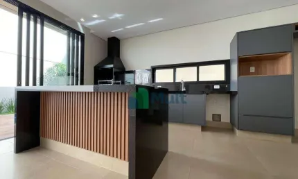 Próximo ao espaço de Lazer, casa térrea com 4 suítes completa.