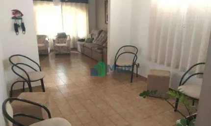 Casa Térrea em ótima localização no Bairro Jardim Castelo Branco com 200 m² de área total e 158,12 m² de área construída.
