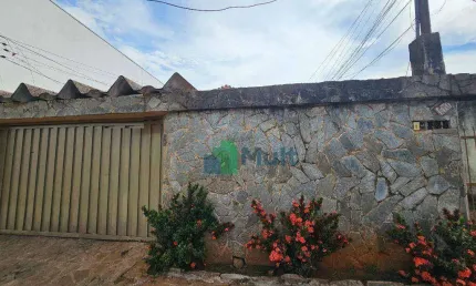 Casa térrea localizada no Bairro Campos Elísios com terreno de 484m² e 174,45m² de construção.