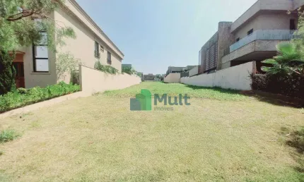 Terreno em excelente localização em  Condomínio, terreno com 443,64m², terreno de ilha , ótima topografia.