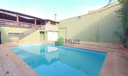 Sobrado com elevador, varanda gourmet e piscina em ótima localização no Bairro Vila Virginia, com terreno de 450m² e 511,31m² de construção.