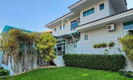 Conforto e Elegância: Casa Espaçosa com 3 Suítes + 1 Quarto no Bairro Amizade, Jaraguá do Sul