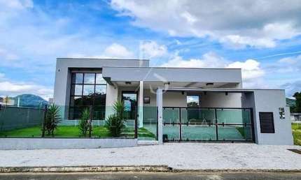 Viva com conforto e estilo nesta casa dos sonhos em Jaraguá do Sul!