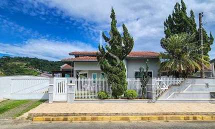 Seu Novo Capítulo Começa Aqui: Espaçosa Casa no Amizade, Guaramirim!