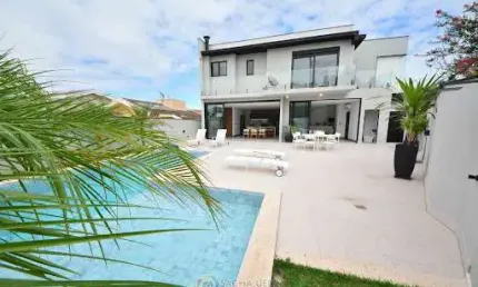 Casa em condomínio quatro suites, piscina, escritório