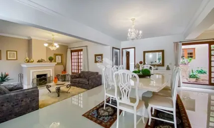Residência de Alto Padrão com Vista Privilegiada para o Guaíba - Exclusividade e Sofisticação em Porto Alegre