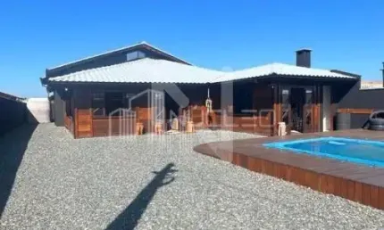 Casa espaçosa e com área de festas pronta para morar na praia do ervino
