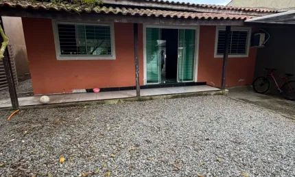 Linda casa com amplo terreno e bem localizada no paranaguamirim