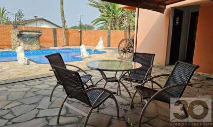 Casa para Venda em Joinville, Bucarein, 4 dormitórios, 2 suítes, 5 banheiros, 2 vagas