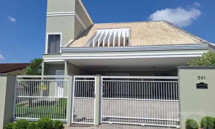 Casa para Venda em Joinville, Boa Vista, 11 dormitórios, 2 suítes, 8 banheiros, 4 vagas